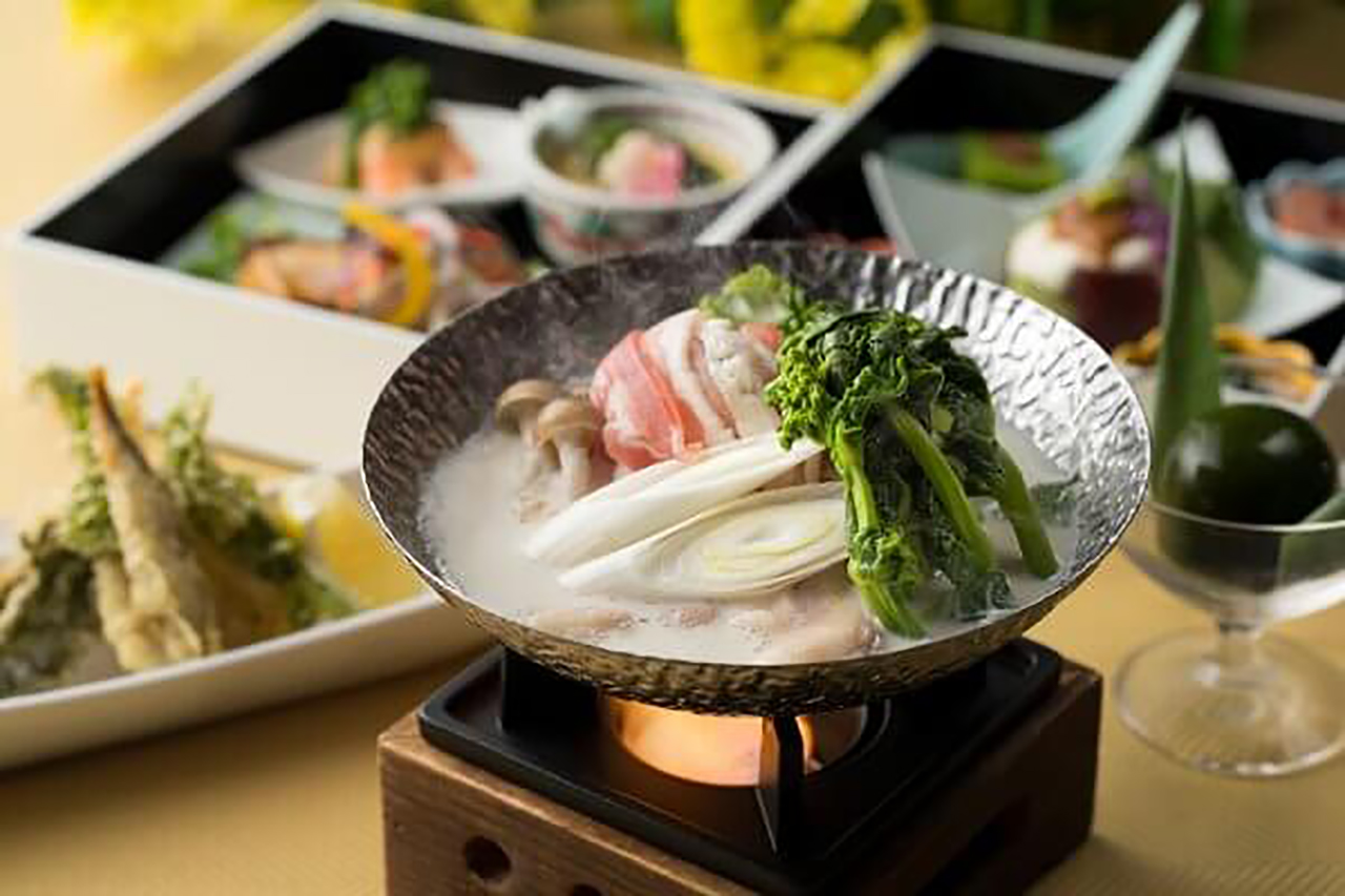 滋賀県産の豆乳をベースにした鍋をはじめ、酒粕や麹の発酵食材、鰤や柚子の旬の食材など、シェフがこだわり選んだ食材を活かした品々
