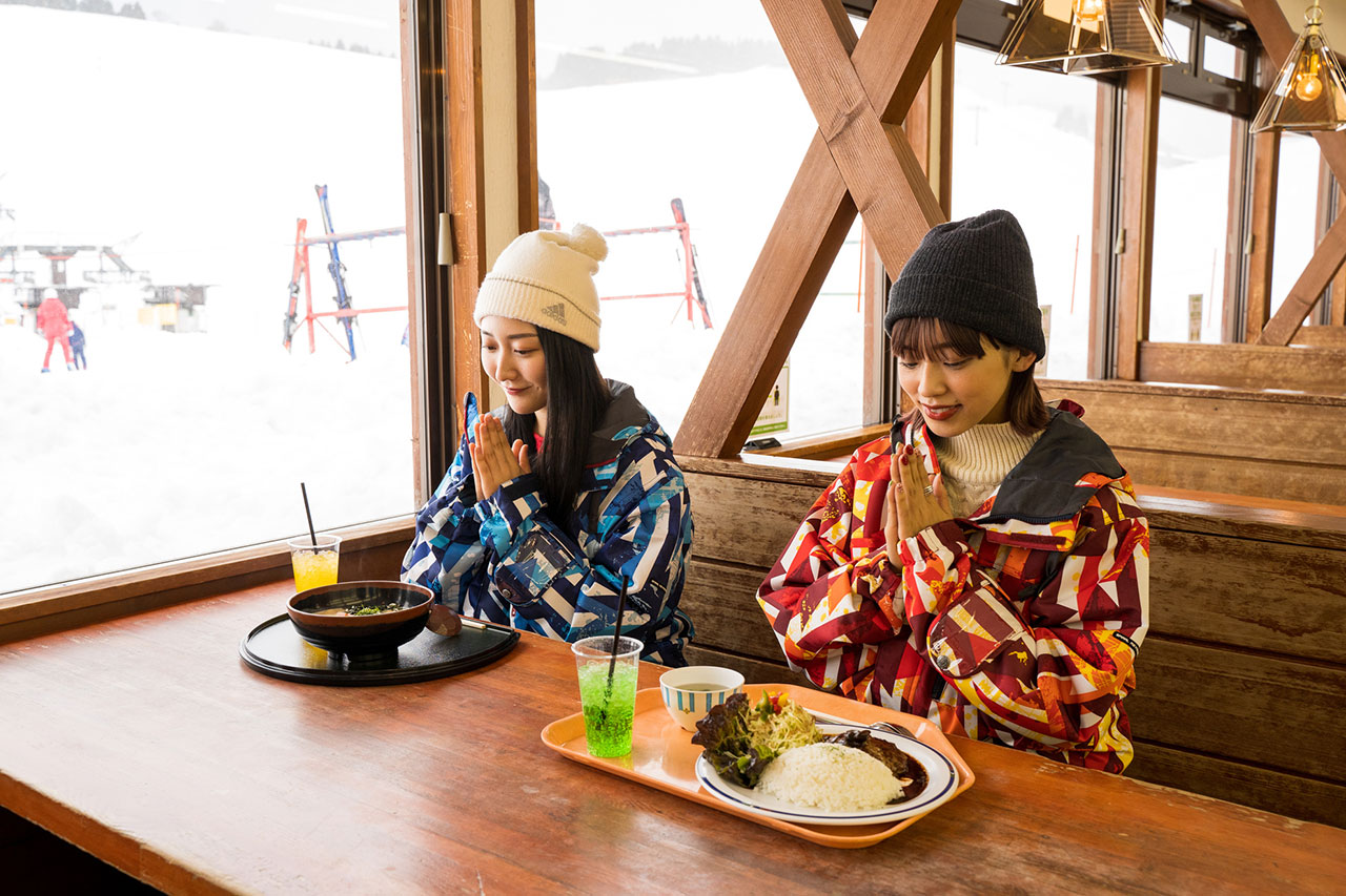 食堂のある第2ヒュッテは全264席とゆったり広々とした空間でキッズスペースも完備