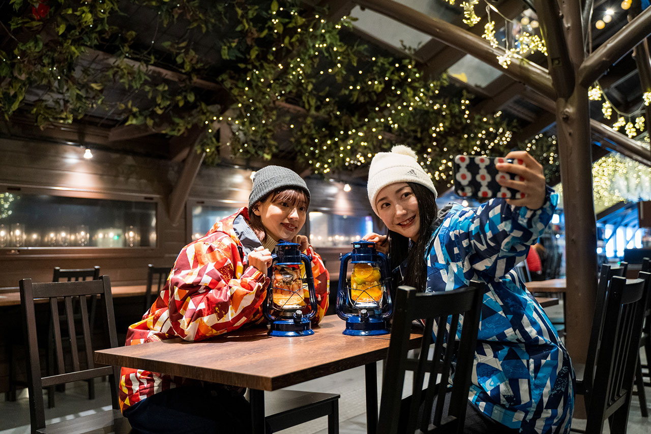 店内はランプと電飾のコラボレーションで幻想的