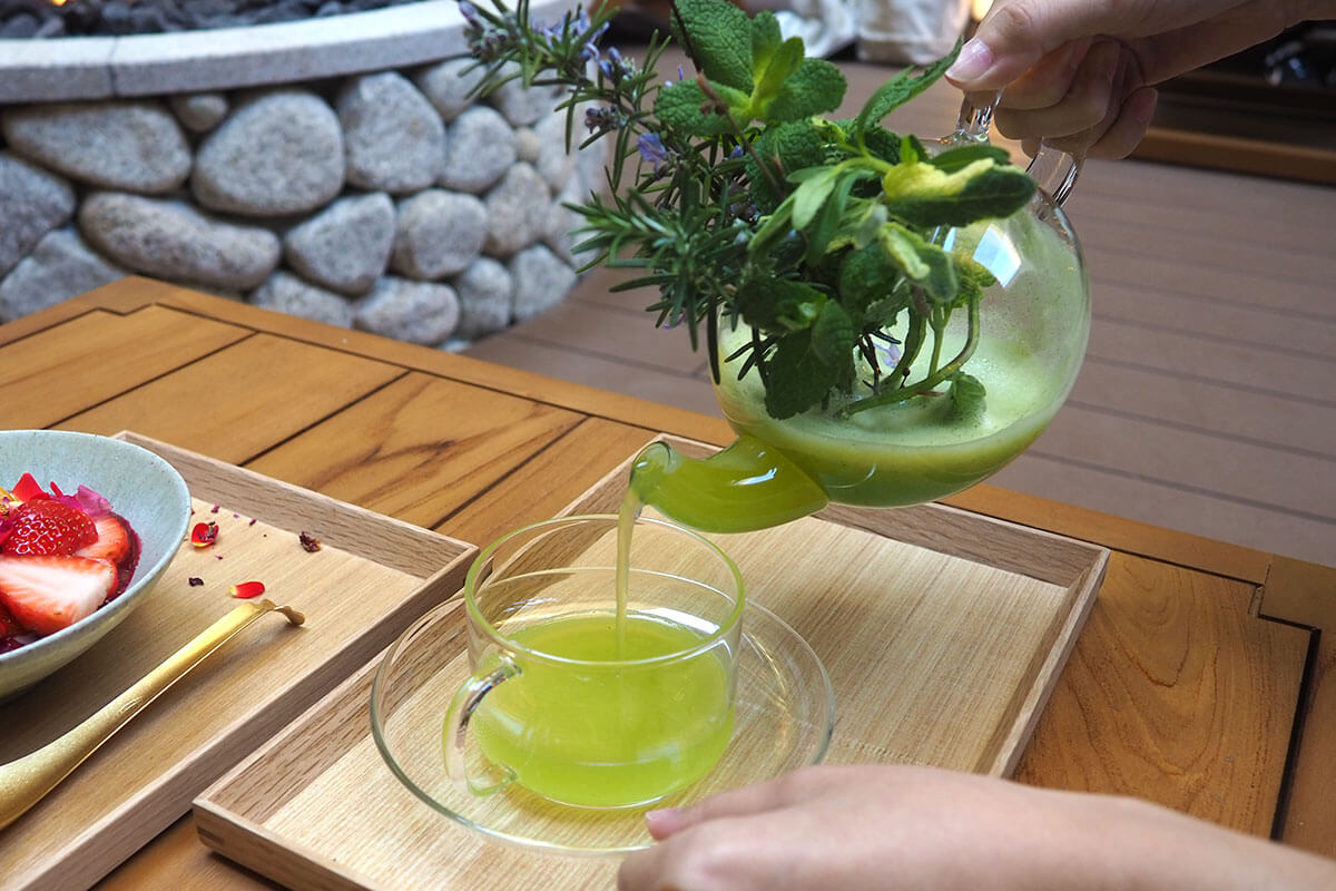 この画だけでも森の中のカフェみたい