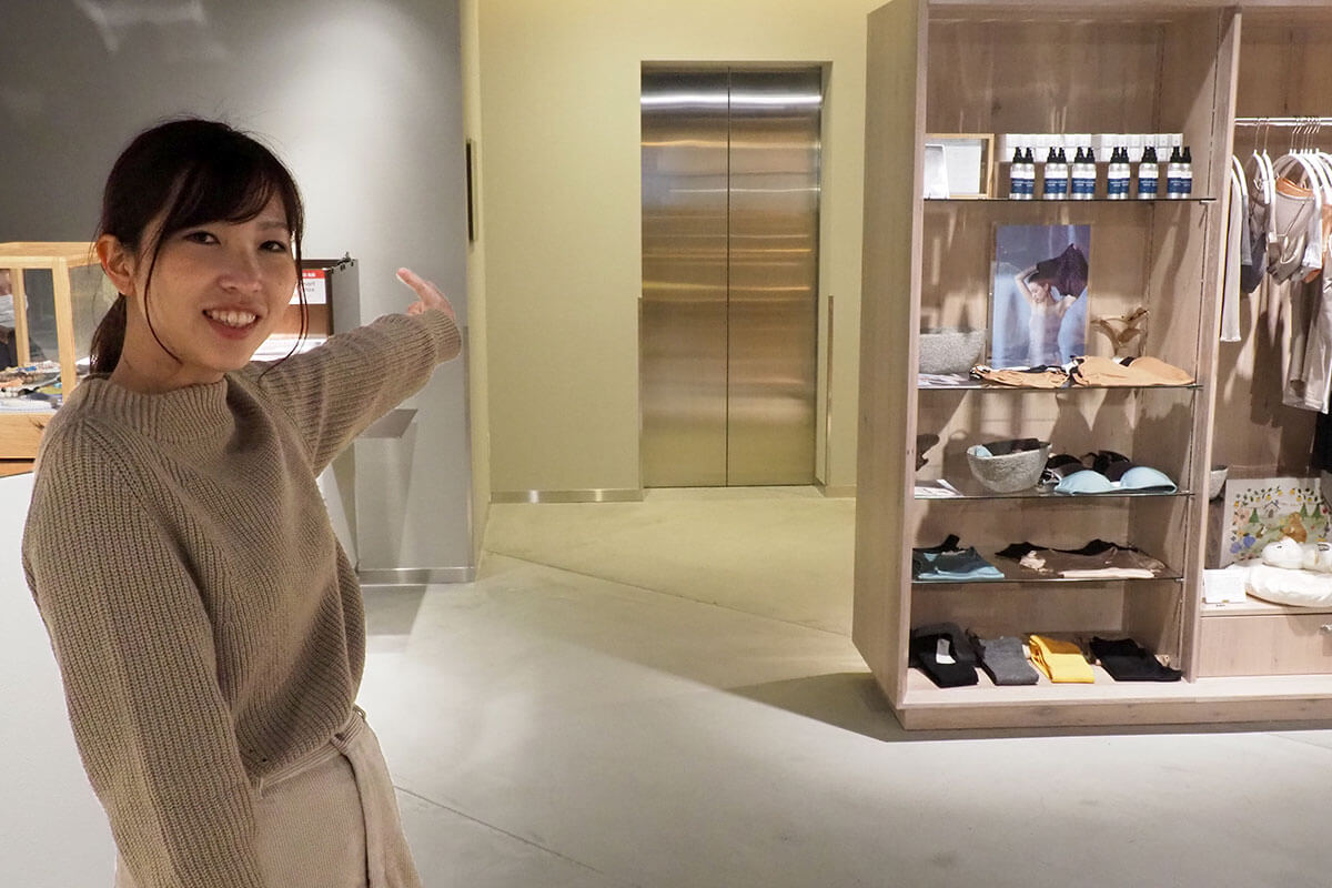 こんなところにエレベーターが!隠し扉みたいで逆にワクワク♪