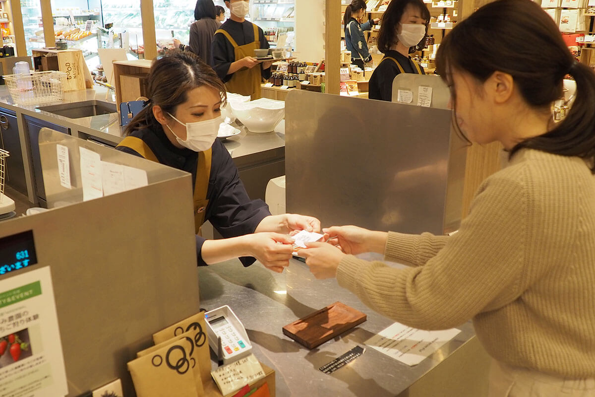ここでプリペイドカードを購入します。カード自体は無料なのですが、中にお金が入っていないと使えないので、何円分をチャージするかをレジで伝えてくださいね。