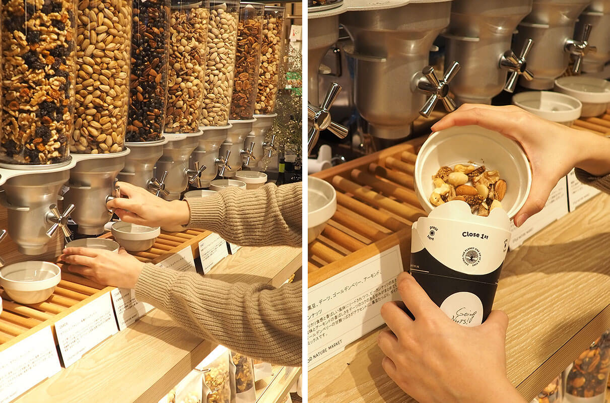 (左)レバーを回してナッツを出し(右)それをカップに入れます<br />
カップが満タンになるまで、好きな種類を入れてOK!(写真のカップはMサイズ)