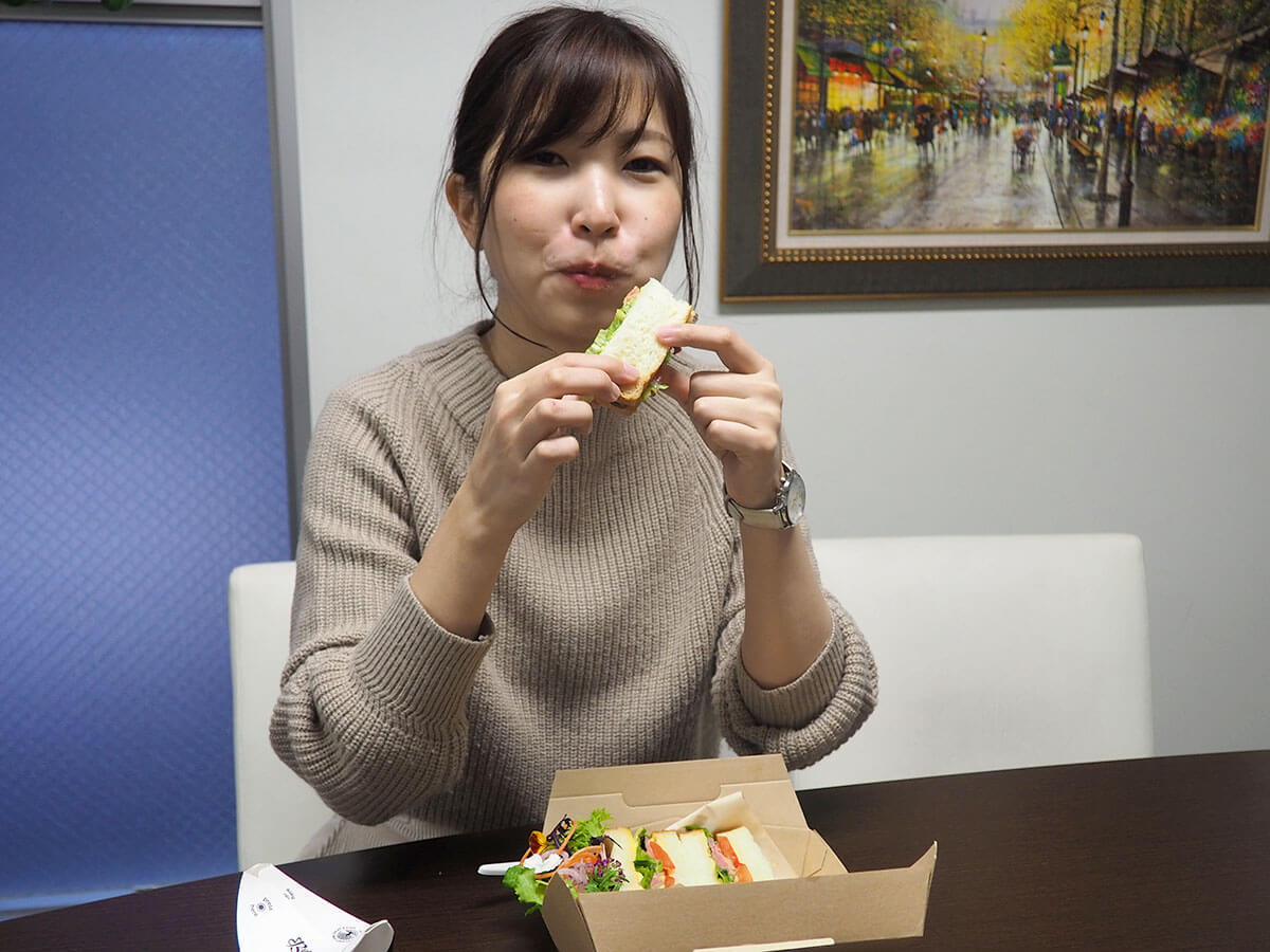 会社に戻ってから、お腹が空きすぎて早速テイクアウトしたサンドイッチをぱくり。<br />
時間が経っても野菜はシャキシャキ!ローストビーフは柔らかくて、パンも少し甘みがあってふわふわ…。<br />
サンドイッチもこんなに贅沢なご馳走になるんだなあと感じたのでした