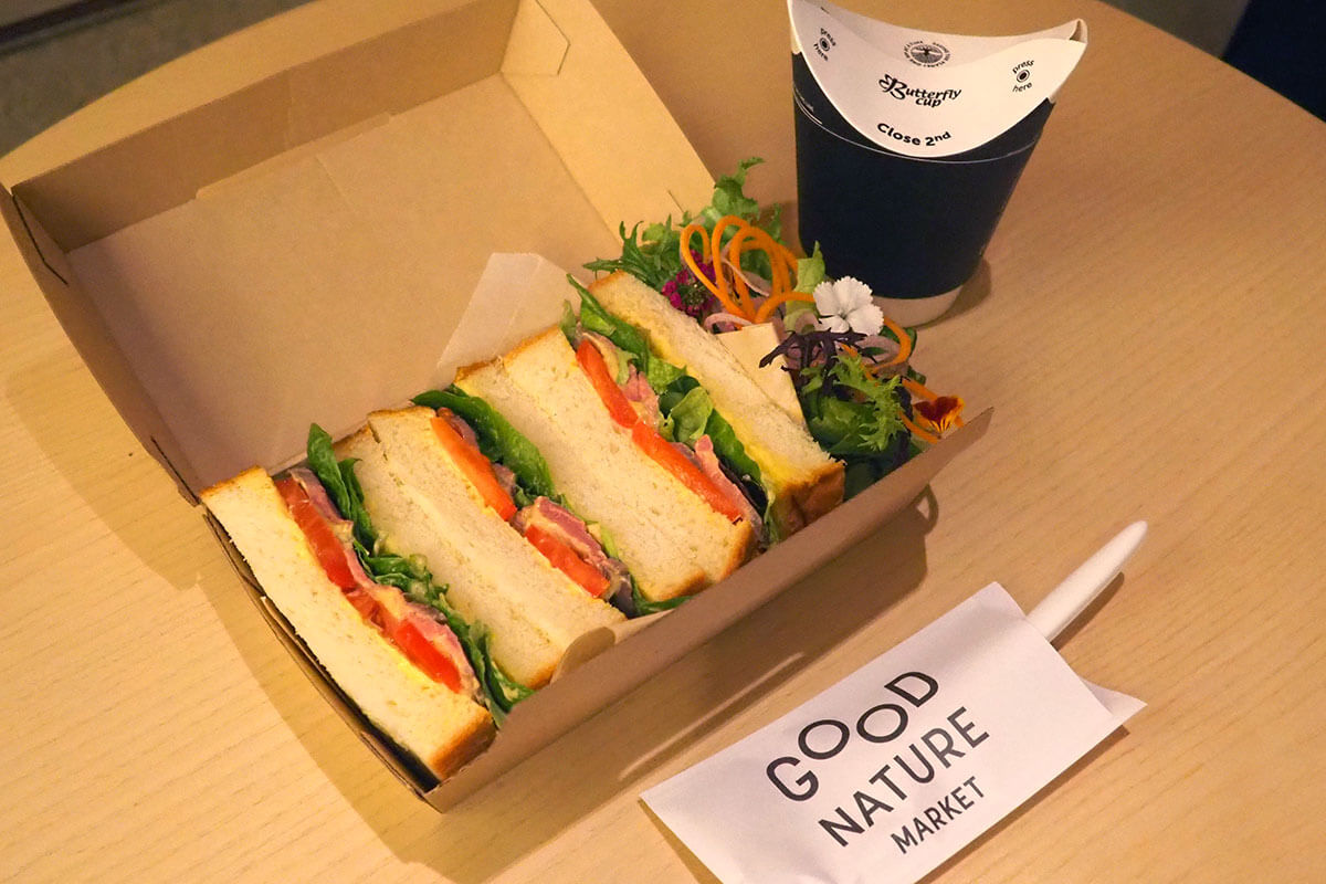 サンドイッチの横には新鮮野菜のサラダも。さらにスープもついてきます!(特別に店頭で撮影させていただきました)