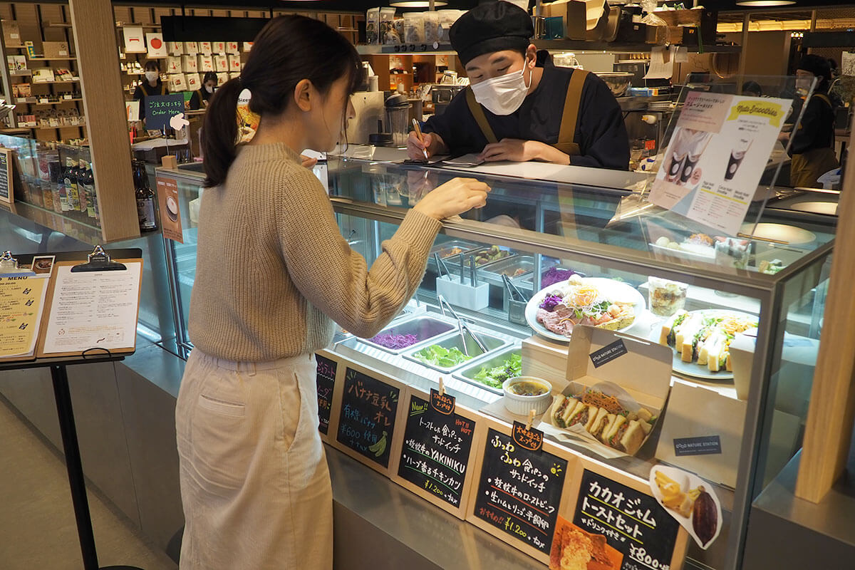 これは何が入ってるんですか?と質問攻めにするWebLeafスタッフ