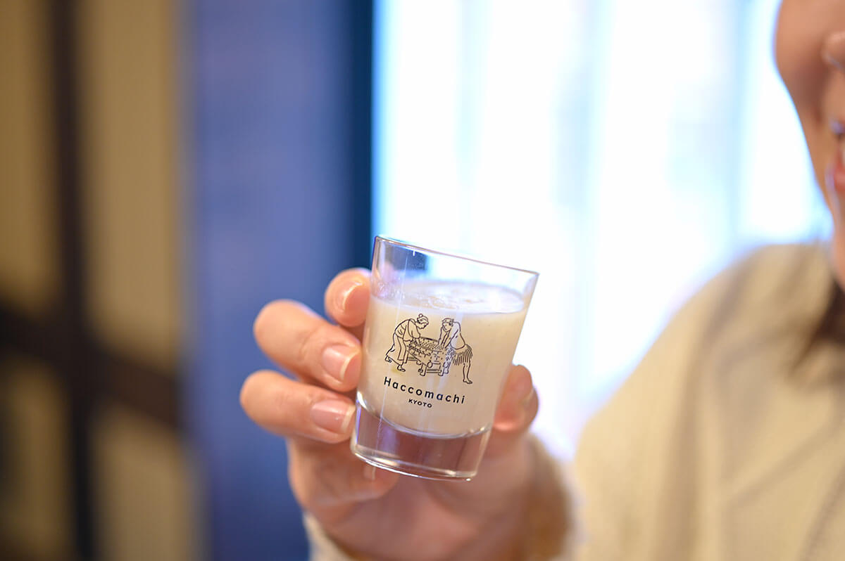 店内では「菱六」の米麹を作って、日々甘酒を作っているそう。試飲させていただくと、素朴な甘さを感じます。深みのあるこの甘さは、砂糖など加えた甘さではない、ということにも驚きます