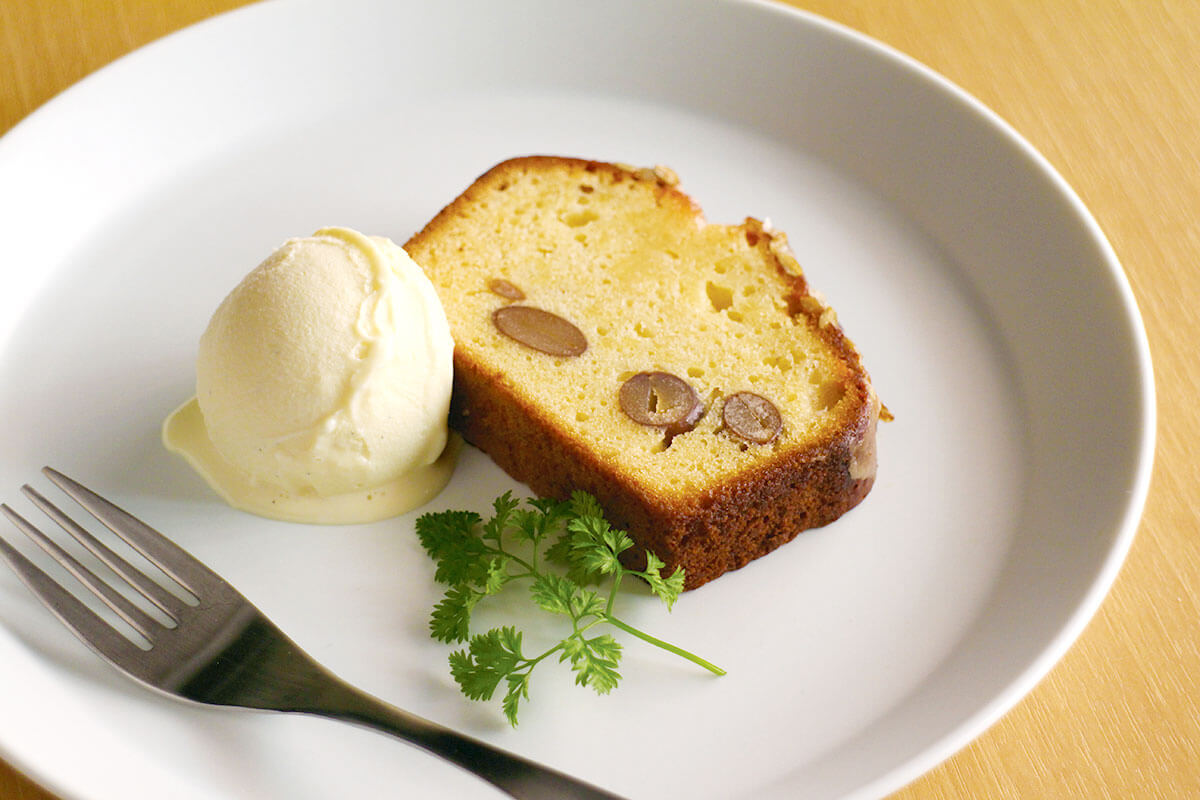 イートインでは、バニラアイスクリームも添えてくれます。みそバウンドケーキ バニラアイスクリーム添え550円(提供/漬×麹 Haccomachi)