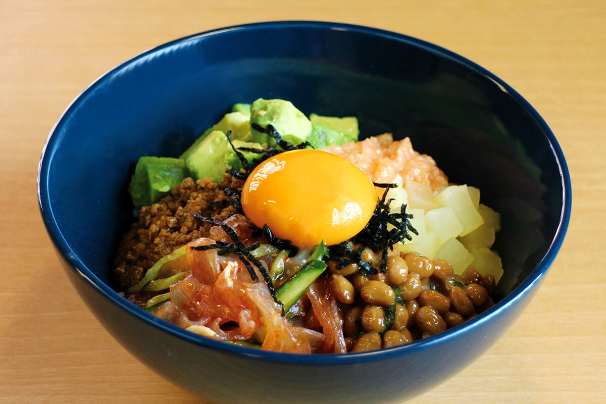 Haccomachi特製 発酵盛りだくさんBowl 980円。一気に混ぜるも良し、少しずつ部分毎に楽しむのも良し、健康的なBowlが登場です!使用している「藤原食品」の京納豆は、納豆本来の大豆の深みを感じることができます(提供/漬×麹 Haccomachi)