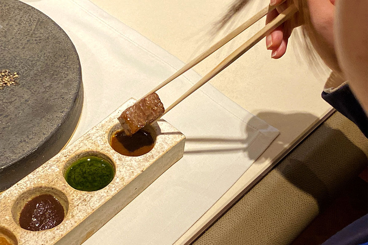 ステーキには、エシャロット・大葉・味噌シャンパン・おろしポン酢の4種のソースを。味噌×シャンパンビネガーのソースなんて、初めていただきます。噛みしめるほど、甘みのあるステーキの脂身にマッチ。なんとも言えない美味しさが口いっぱいに広がります!