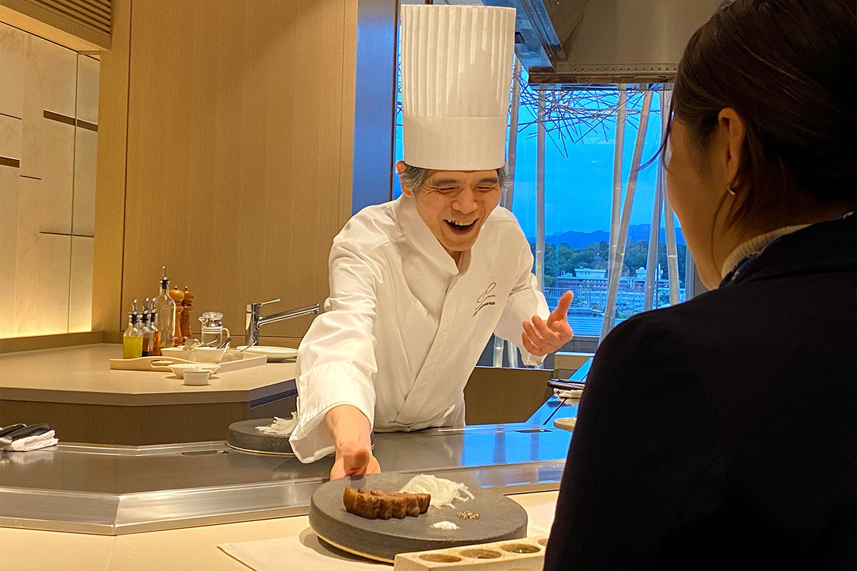 距離の近い鉄板焼だから、お話し好きなシェフとの会話も弾みます