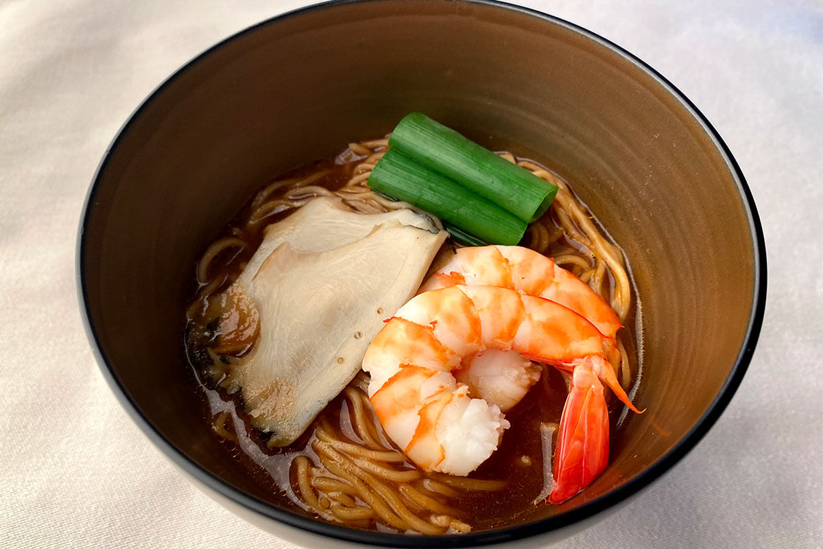 アワビ、エビ、九条ネギをトッピングにしたラーメン。締めにはもったいないくらいの絶品です!