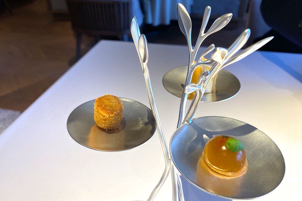お料理はもちろん、独創的な器もとっても素敵!フランス製「BLUE LEAFS」という器は、京都の自然に合わせてチョイスしたのだとか