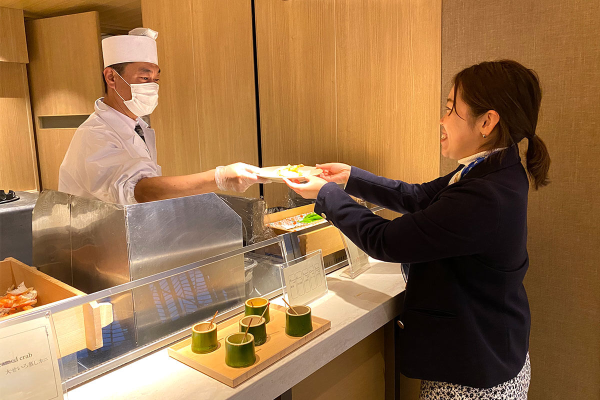 ライブキッチンでは、おすすめの食材を教えてもらったり、スタッフさんとの会話も楽しむことができます。天ぷらコーナーでは、季節の野菜やエビ、しいたけなど5種が揃い、粗塩、抹茶塩、山椒塩、カレー塩、ゆかり塩を添えていただきます