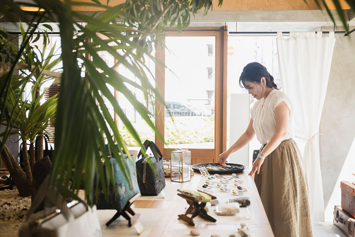 一点ずつ生地が異なる商品のディスプレイは、まるで宝探しのよう