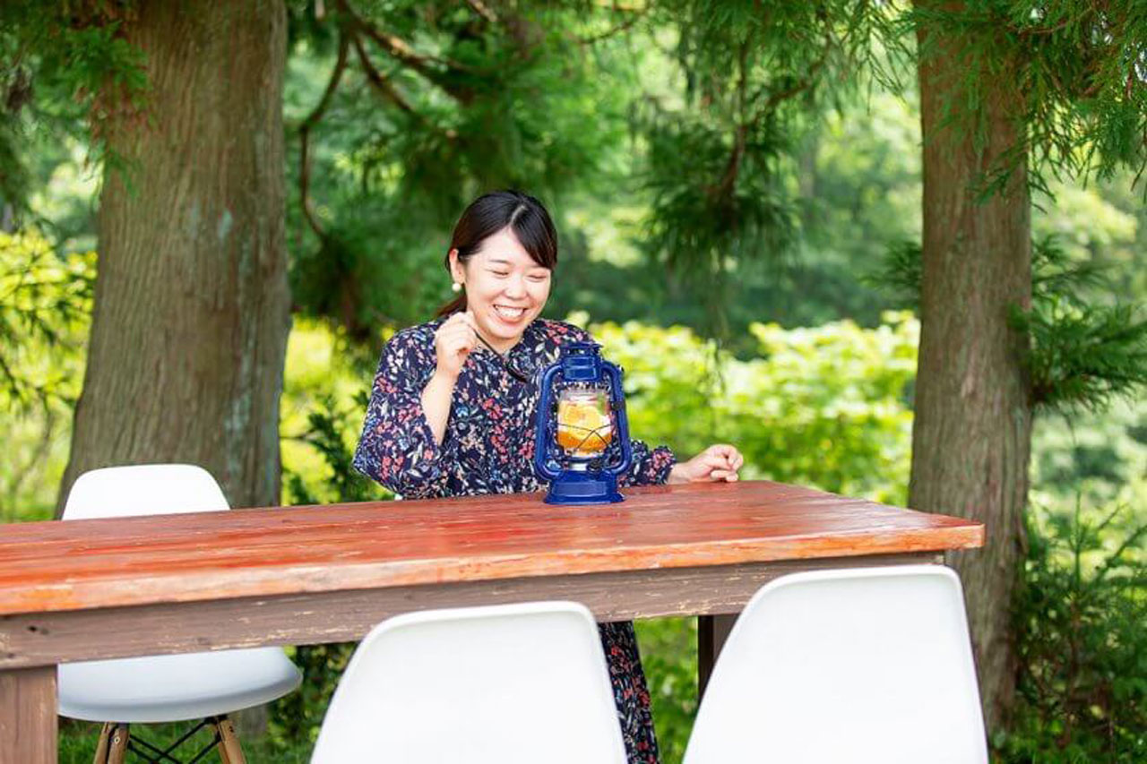 密を避けられるように屋外にも飲食スペースが