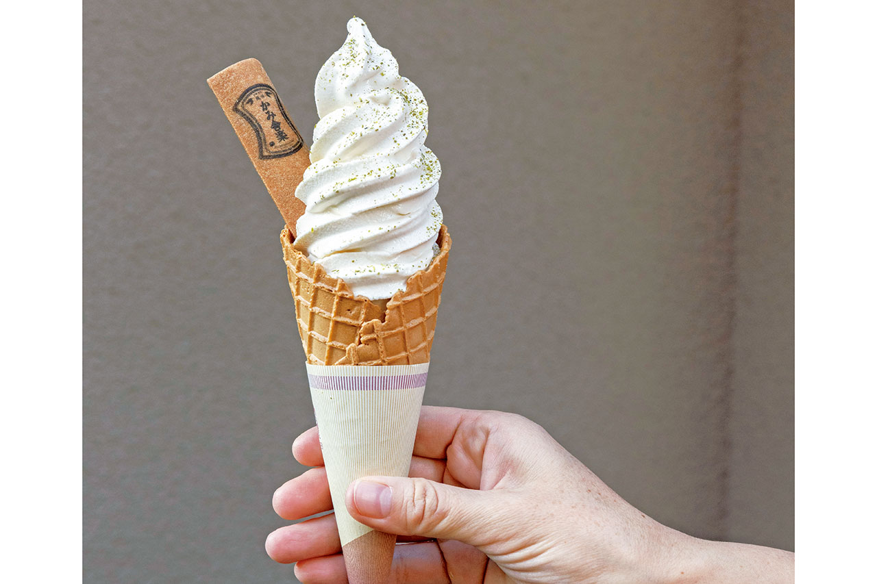 特選山椒ソフトクリーム594円(税込)は、華やかな山椒の香りと爽やかな余韻。ミルクとの相性の良さに驚くイートインスイーツ