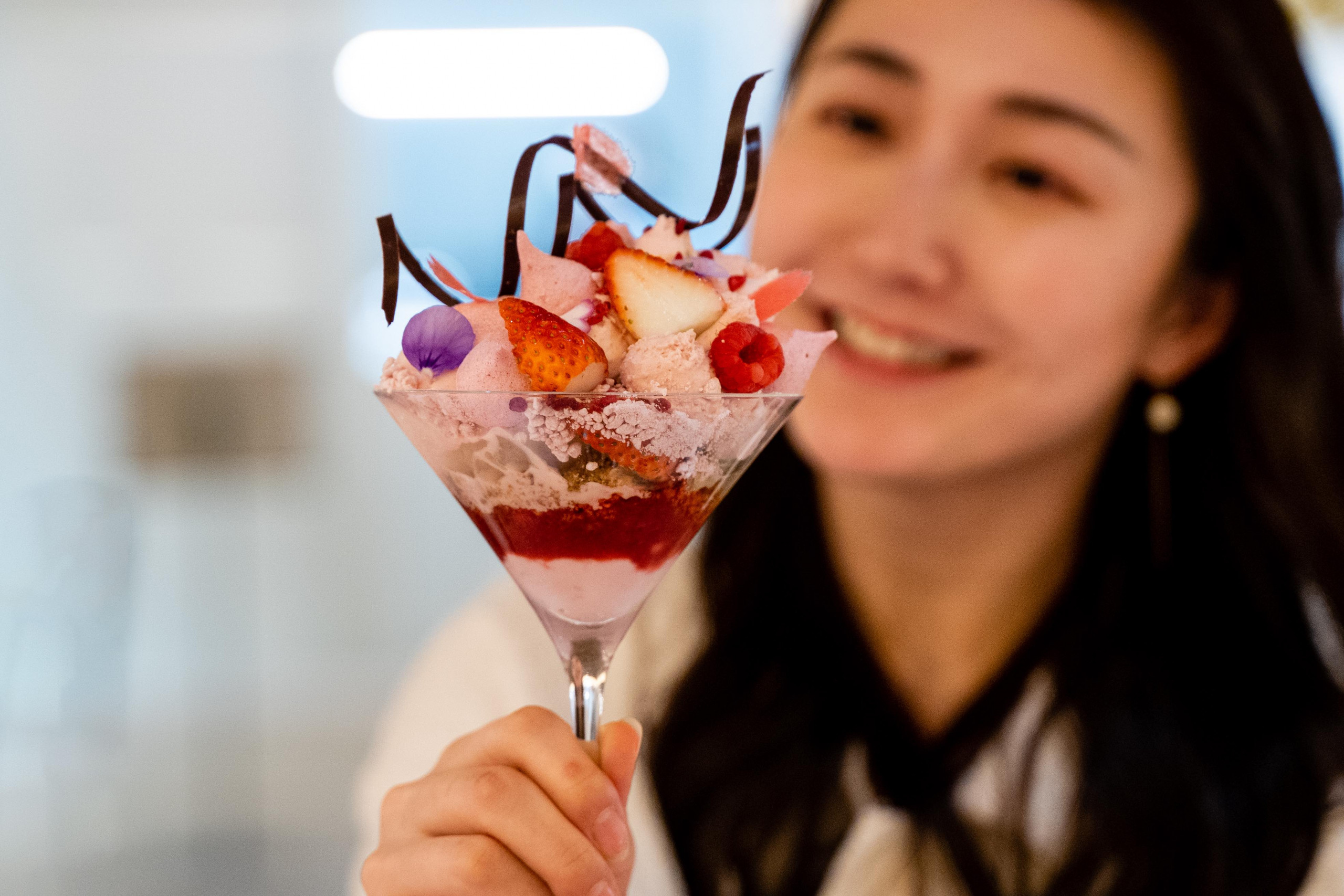 桜パルフェ1800円。桜の香りをまとうアイスクリームとブランマンジェに、抹茶アイスクリームのほろ苦さとラズベリーの甘酸っぱさがアクセントに。隠し味のライチのジュレが桜の淡い感じにぴったり ※4月末まで提供