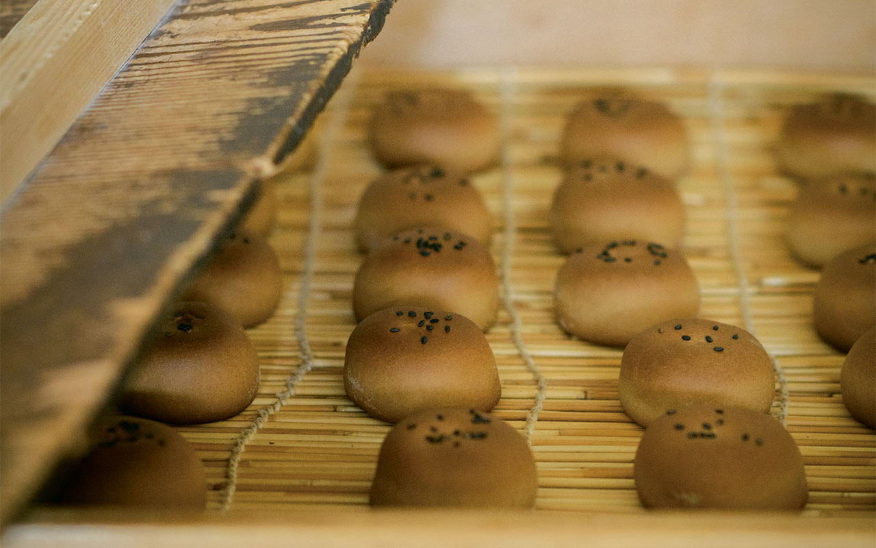 週に1回焼きたてを販売している、まろやかなこし餡を包むそば粉が入った皮が香ばしいそば餅1個120円