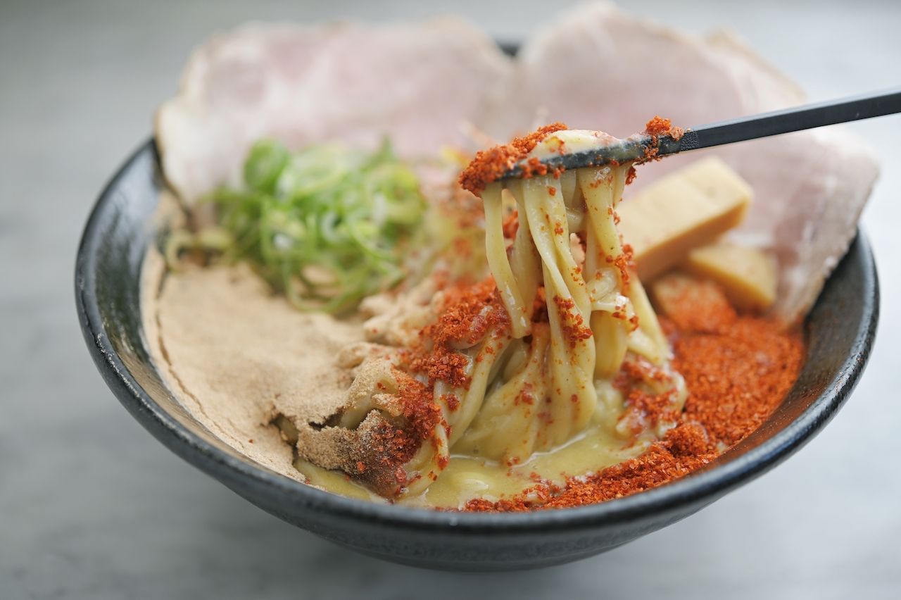 超濃厚鶏白湯が見えない！？[とことんとりコトコト] のハーフ＆ハーフ M[エム]KYOTO by Leaf