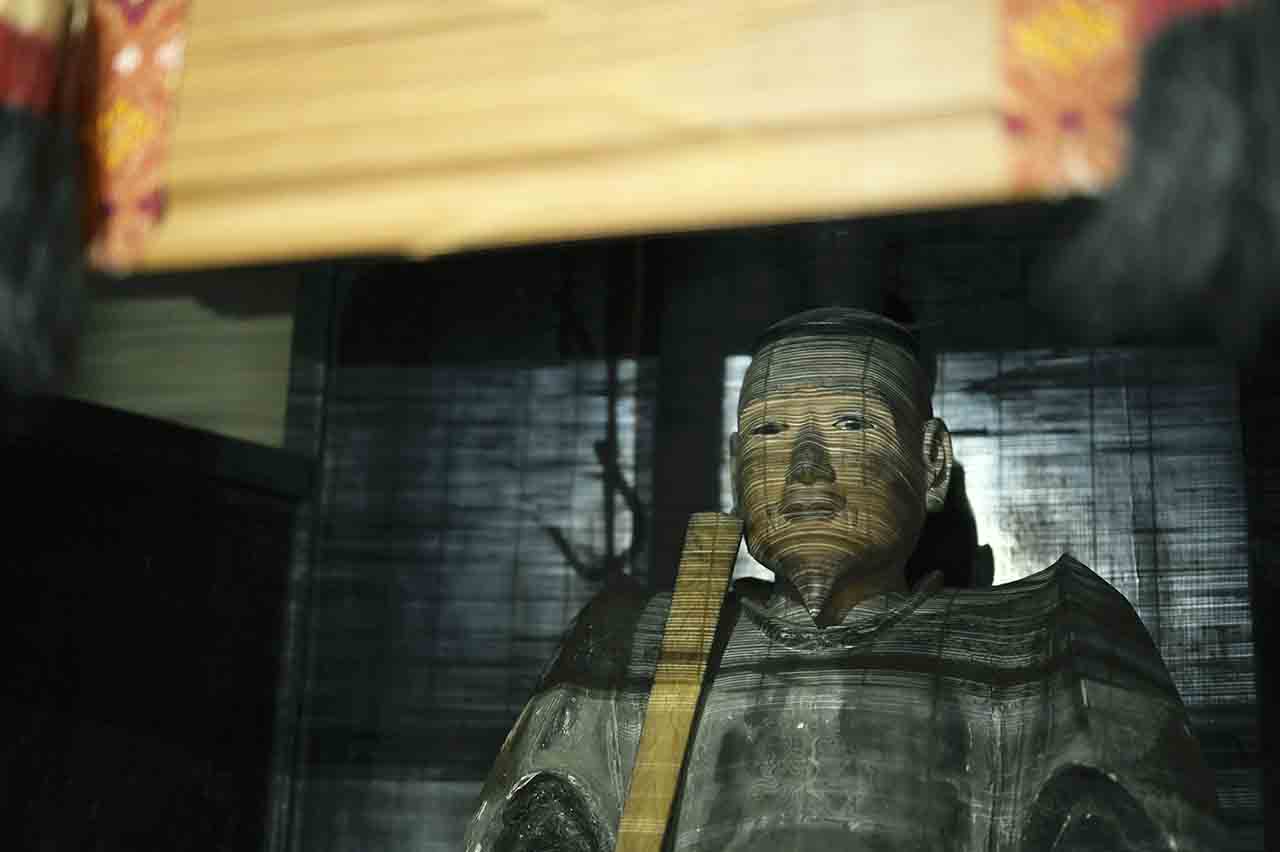 目を見つめていると、ゆらっと目が動いたように感じられる足利義満像。特別な許可を得て撮影をしています。