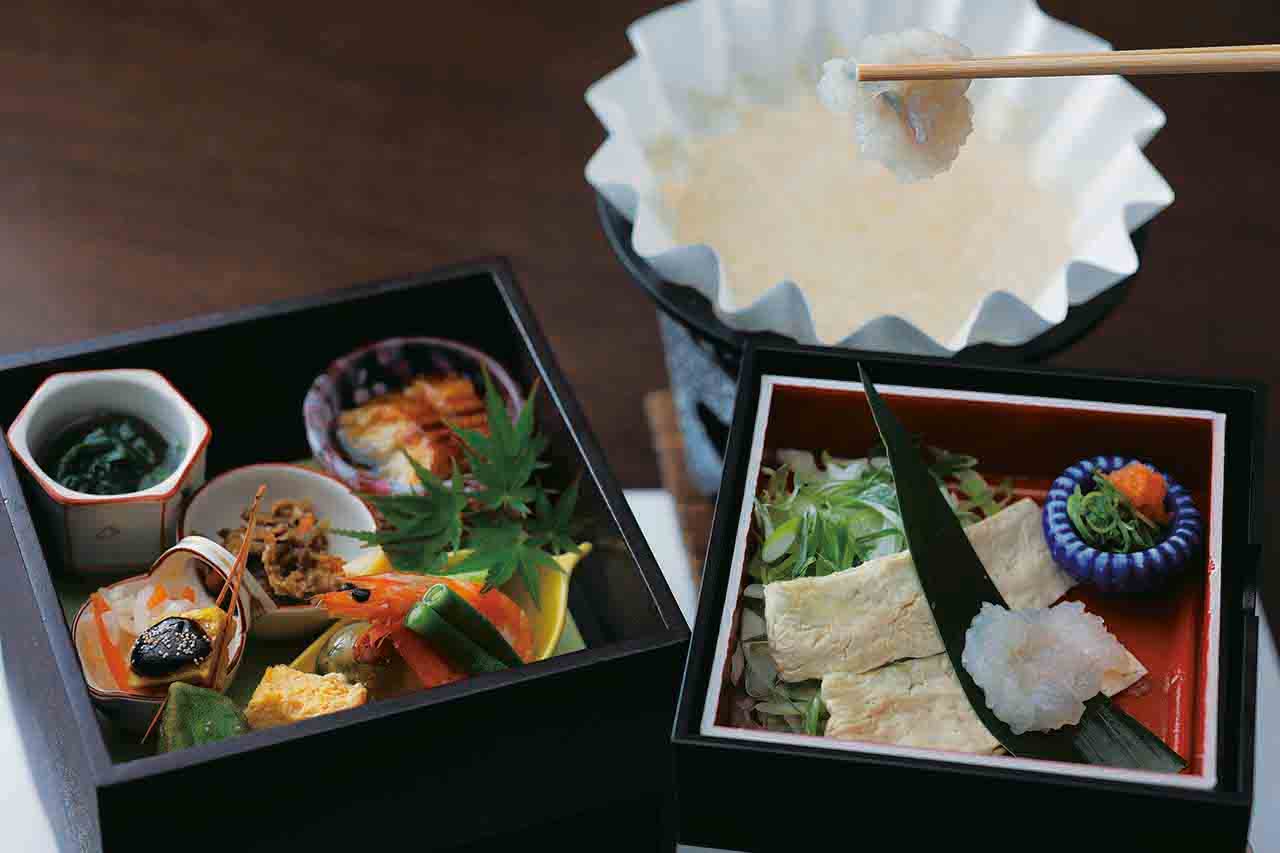 料理はすべて夜限定のゆうがお9000円より。前菜二段箱の上段には彩り良く盛られた八寸、下段 には鱧と湯葉のしゃぶしゃぶのセット