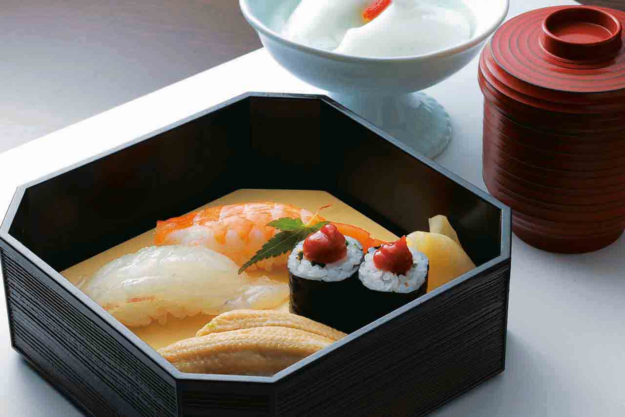 愛媛県宇和海で育てた通称“がんこ鯛”などをネタに使った寿司、留 椀、デザートの杏仁豆腐