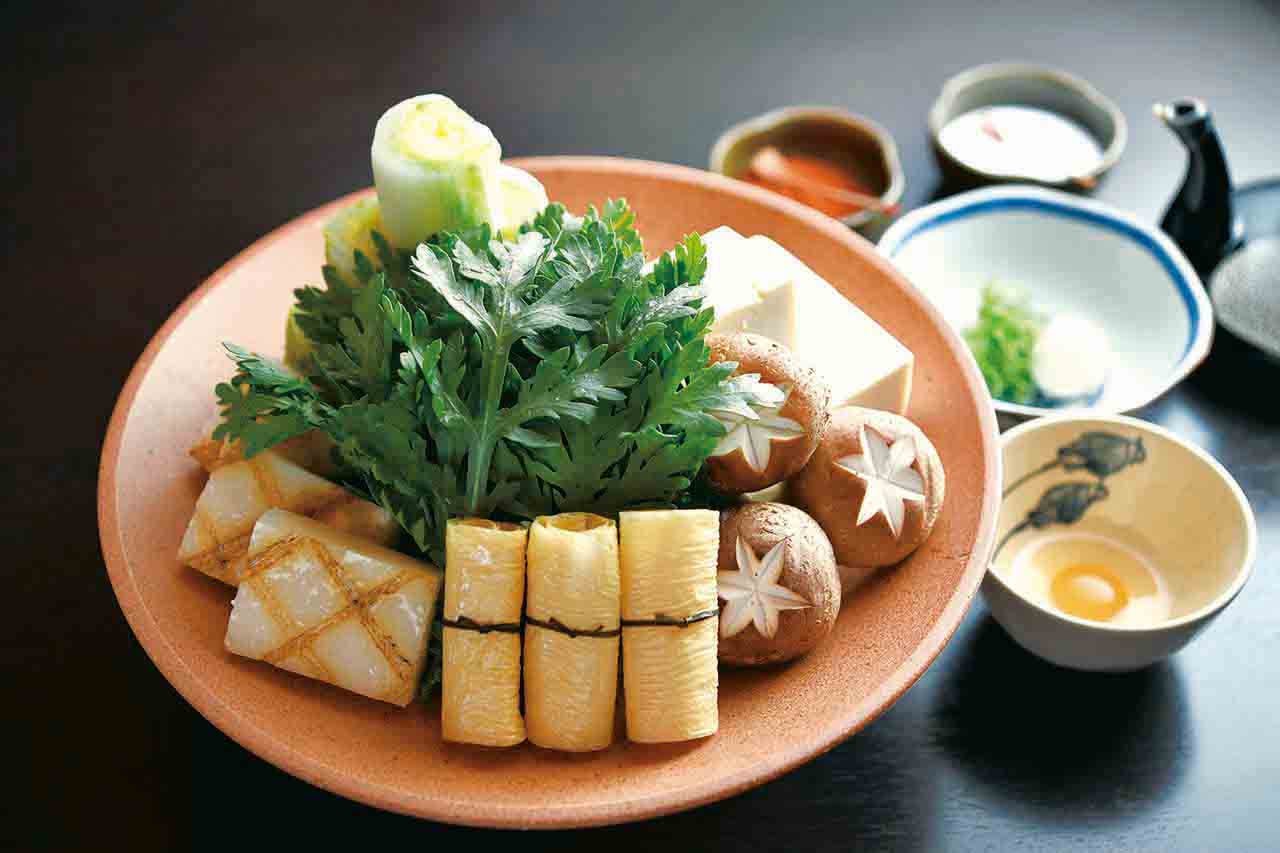 鶏の水炊きコース1万3200円。京都の天然水と鶏ガラを3日間煮込んだ濃厚なスープに、骨付きモモ肉や野菜、豆腐を浮かべて。