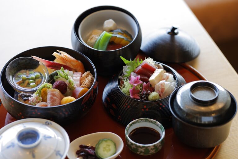 広々とした川床で伝統の味に舌鼓 先斗町 いづもや M エム Kyoto By Leaf