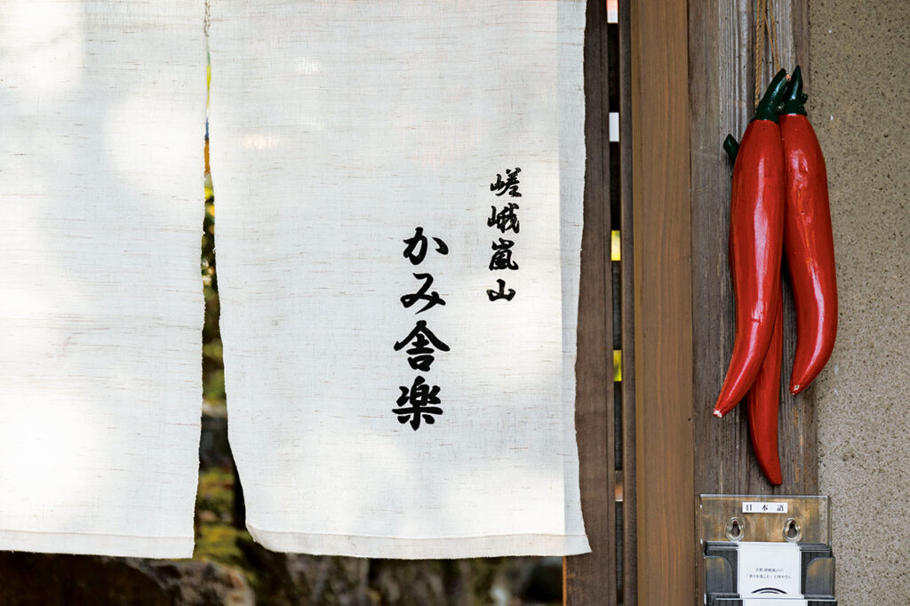 place where the hair is tied up in a bundle on the back of the head (resembling the shape of a temple)