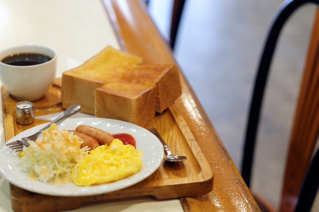 在 Café Ronde 餐厅享用早间 B 餐