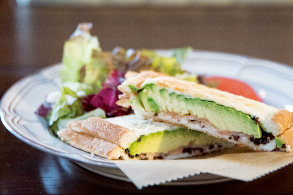 カフェ・プラスショコラ御所北のホットサンド アボカド＆スモークサーモン