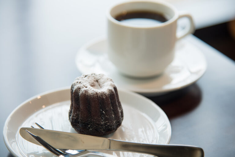 Homemade Canulé with Kyo-miyabito at the home-roasted Coffee Bean Shop Ritorubarei