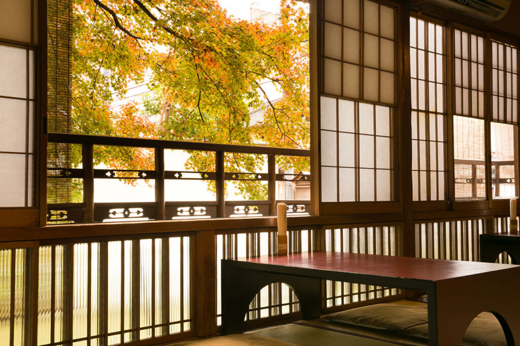 Stores with a view of autumn leaves in Kyoto