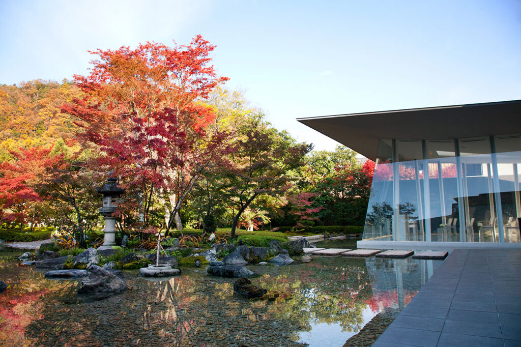 Stores with a view of autumn leaves in Kyoto