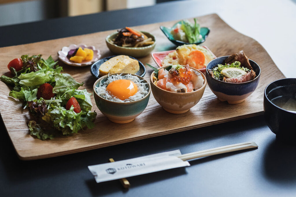 "Ri" KOTOWARI Today's Whimsical 3 Kinds of Rice Bowl Plate