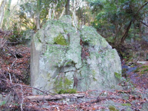 Strange rocks on the old road in Shikagaya!