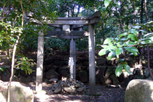 Mysterious three-pillar torii "Kaiko-no-sha" to get through mid-summer