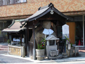 A giant stone Buddha in Kitashirakawa, loved by the people of Japan