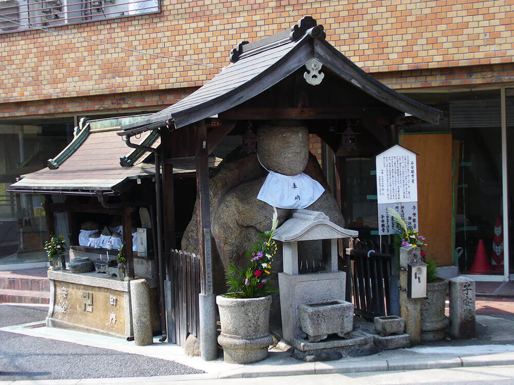 Kiyo　石仏、お地蔵さん 地蔵菩薩立像 背面 お身体を覆う衣の衣文(えもん) お地蔵さまや