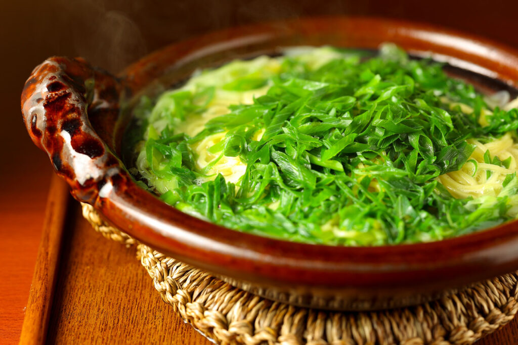 Noodles in an earthenware pot at Menmyeonkaku