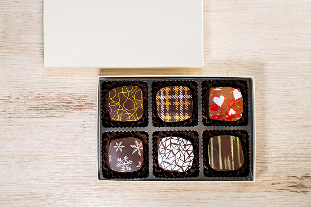 Chocolatier Double Sept's seasonal assortment of 6 chocolatier carrées