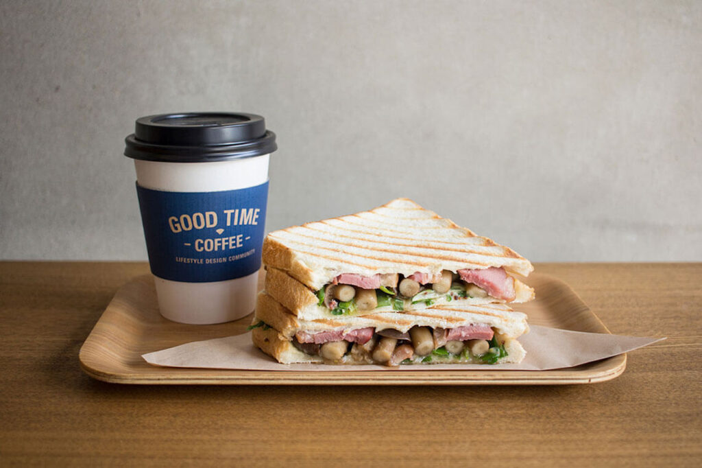 GOOD TIME COFFEE 提供的鸭肉洋葱三明治和咖啡