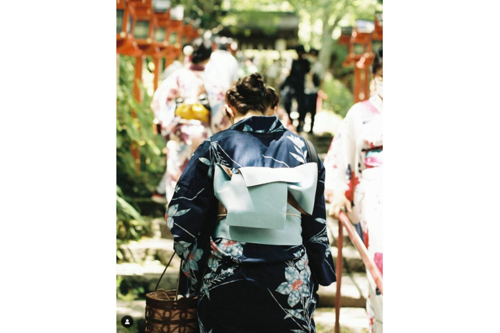 貴船神社と浴衣の女性