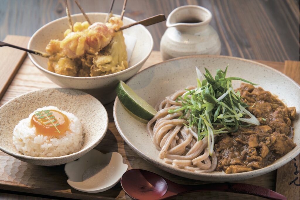 Kyoto Shijo Kuon's Japanese-style Kashiwa Keema Udon with five types of skewered tempura