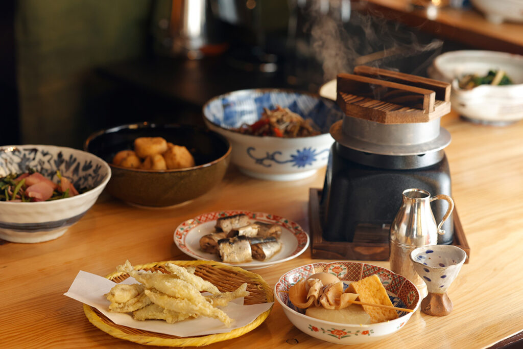 选自 "Okoshiyasu - 关东煮和惣菜，一点 Kamameshi "课程。