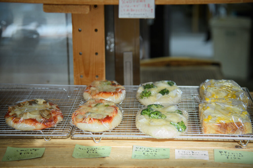 bread roll of soft roasted rice mixed with powdered green tea (steamed and dried before being stone-ground)