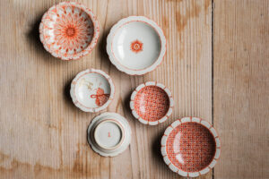 Vessels arranged with traditional patterns and suitable for the dining table, Maki Taneda