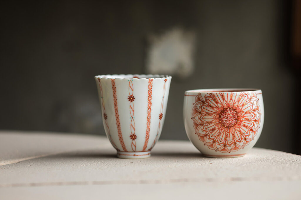 Maki Taneda's vessels: free cup with floral pattern in fine red painting, cup with flower pattern in fine red painting