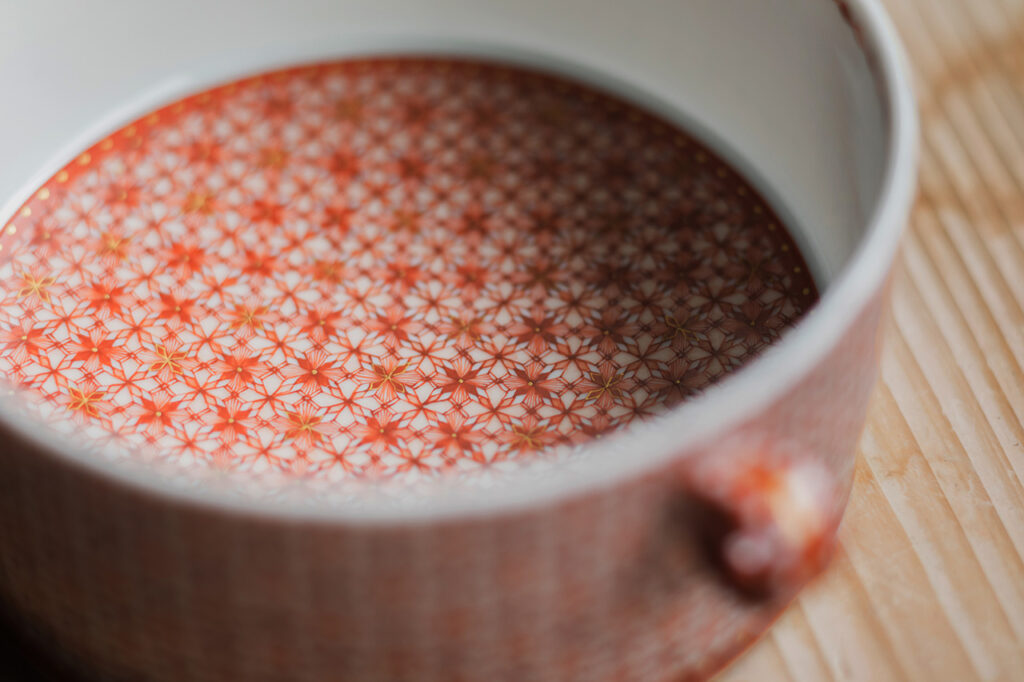 Maki Taneda's bowls / Red enameled gong-shaped bowl with a flower pattern